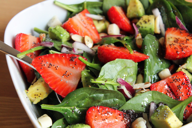 Salate verzi care conțin și fructe