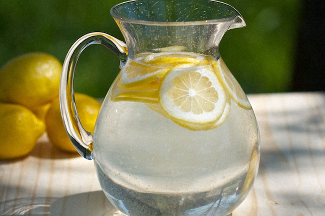 17 motive de a bea apă călduță cu lămâie