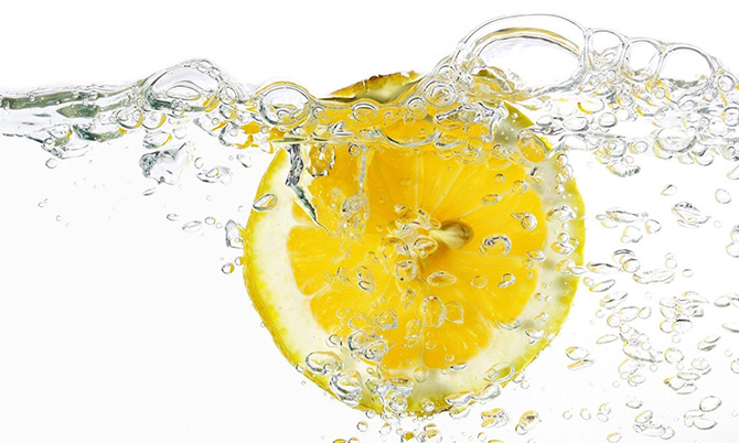 17 motive de a bea apă călduță cu lămâie