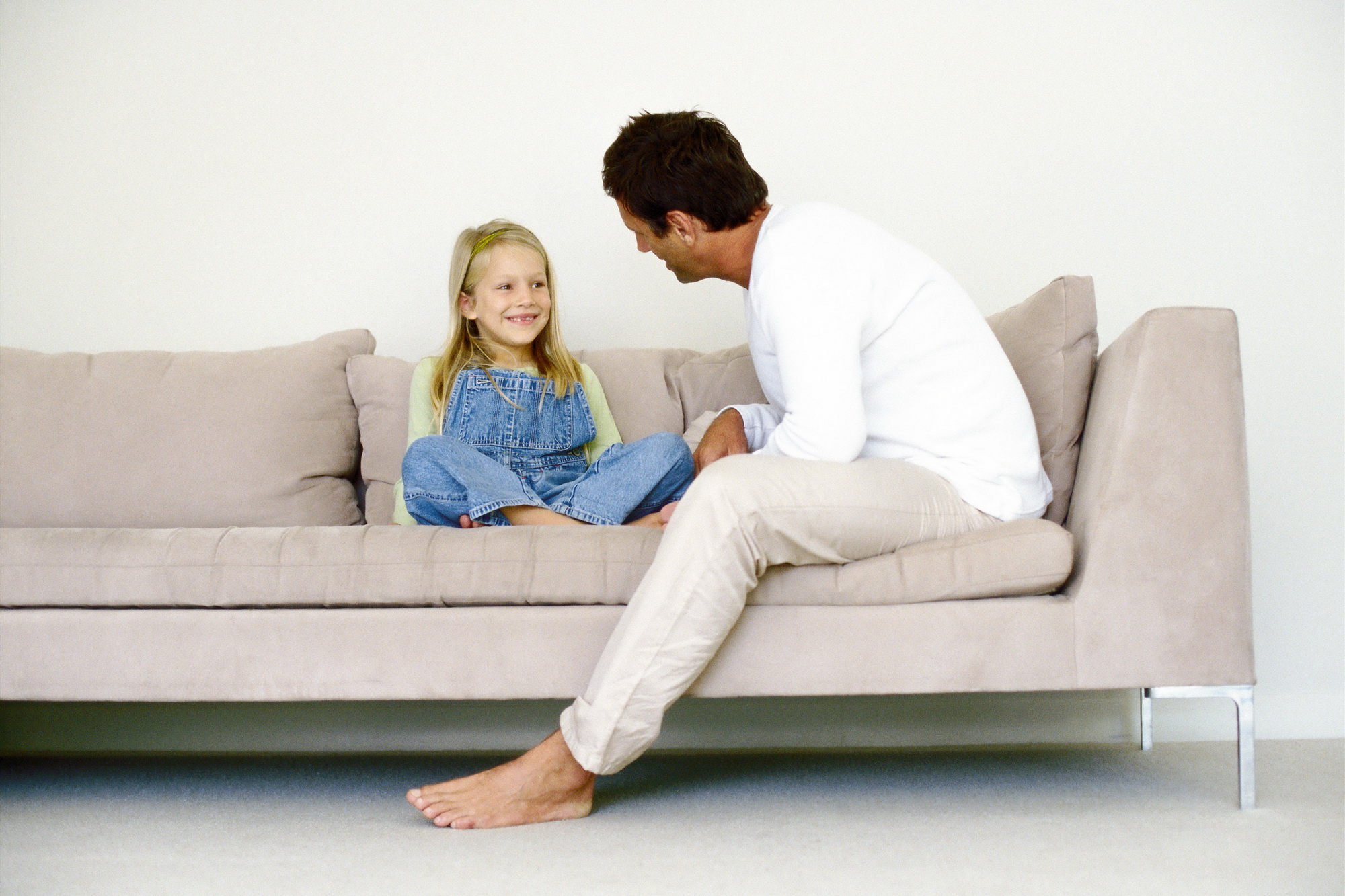 Разговор папы с дочкой. Диван для детей. Разговор отца с дочерью. Мама с ребенком на диване. Пара с дочкой на диване.