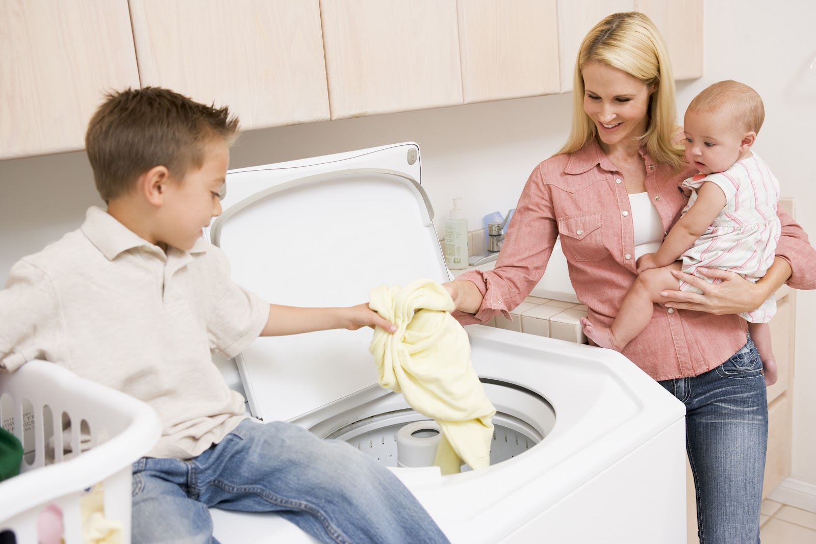 Cum spălăm corect hainele copiilor: 7 reguli