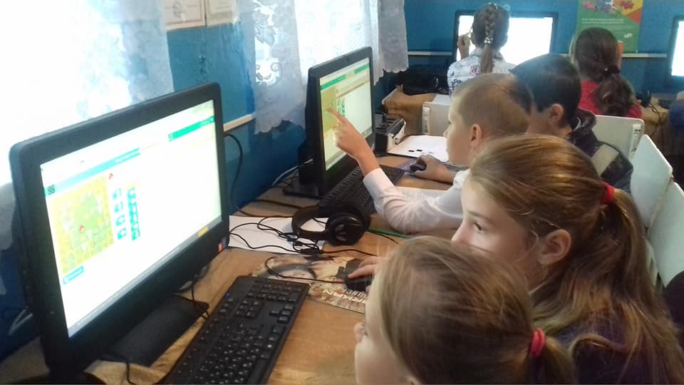 Viorica Grădinaru, bibliotecara din Năvîrneț, face lecții interactive cu elevii din sat