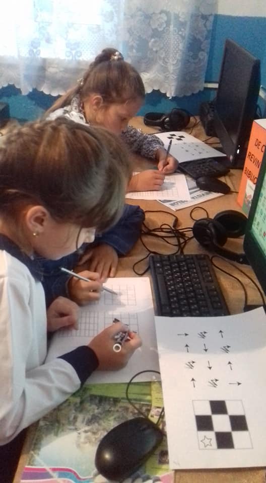 Viorica Grădinaru, bibliotecara din Năvîrneț, face lecții interactive cu elevii din sat