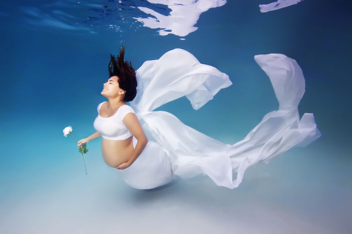 Imagini subacvatice ale viitoarelor mame în rolul de sirenă vor schimba viziunea voastră asupra fotografiilor de familie!