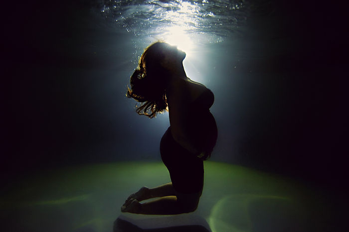 Imagini subacvatice ale viitoarelor mame în rolul de sirenă vor schimba viziunea voastră asupra fotografiilor de familie!