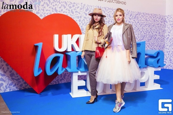 Au vrut sa impresioneze, dar au dat-o in penibil! Tinutele "beau-monde-ul" la Kiev Fashion Week