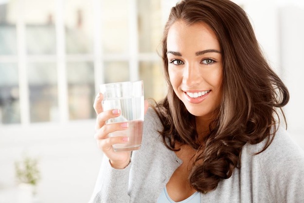 Terapia cu apă: de ce trebuie să bem apă imediat după trezire