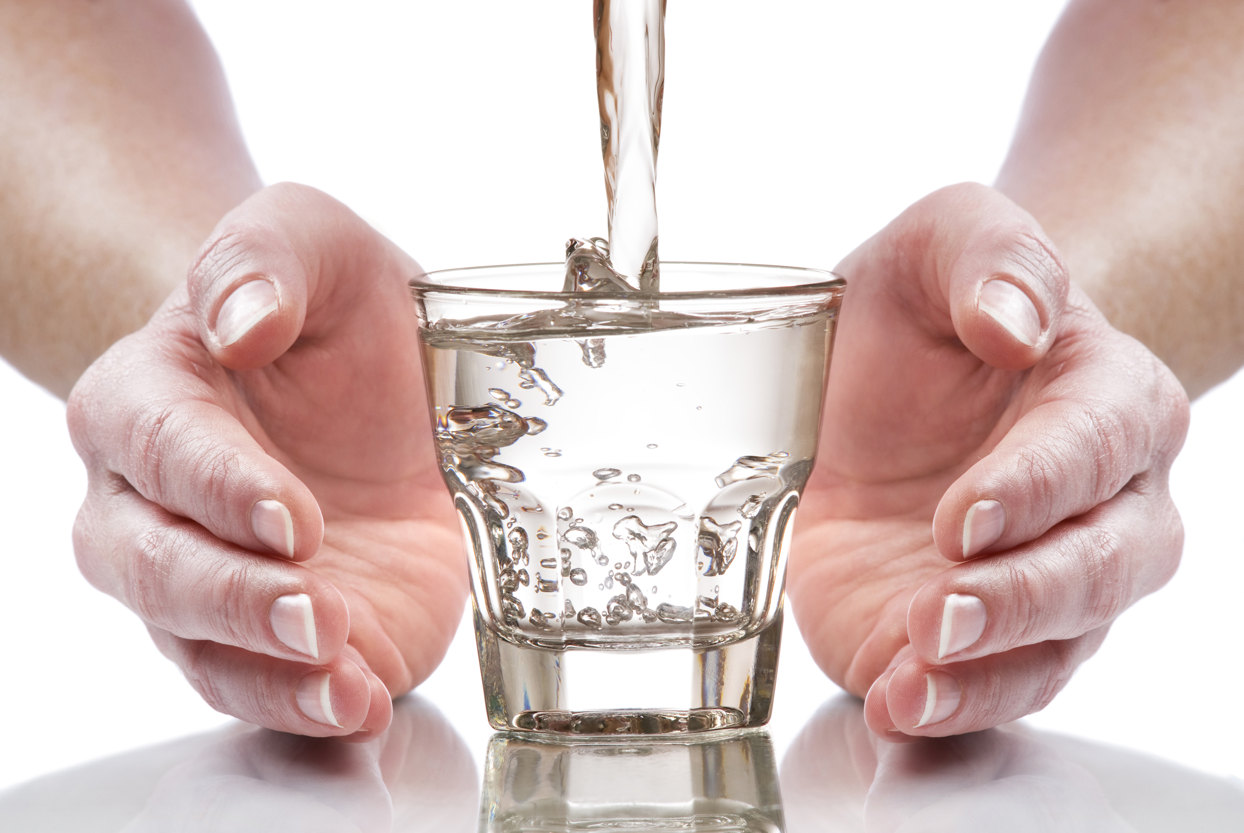 Питьевой камень. Стакан воды. Техника стакан воды. Стакан воды для исполнения желаний. Стакан воды в руке.