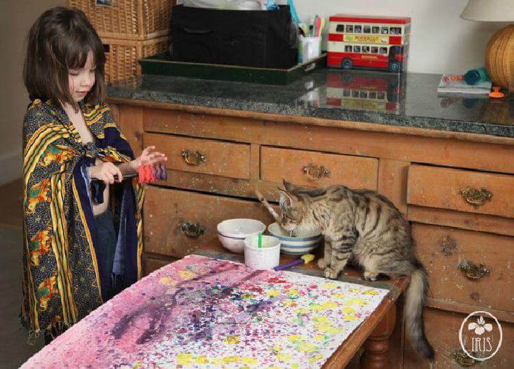 O fetiță cu autism pictează incredibil. O lucrare a fost cumpărată de Angelina Jolie