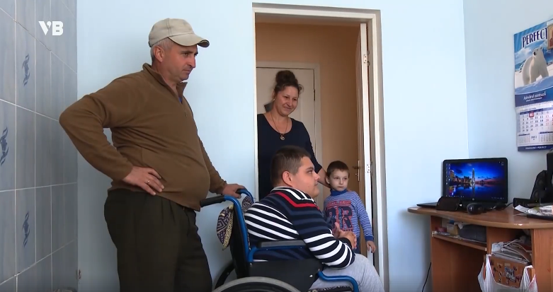 Tatăl a fost diagnosticat cu cancer, iar feciorul este țintuit într-un scaun cu rotile. Haideți să-i ajutăm!