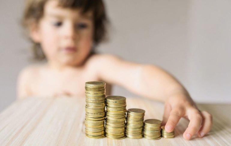 Părinții vor putea beneficia de indemnizații pentru îngrijirea copilului și salarii în același timp