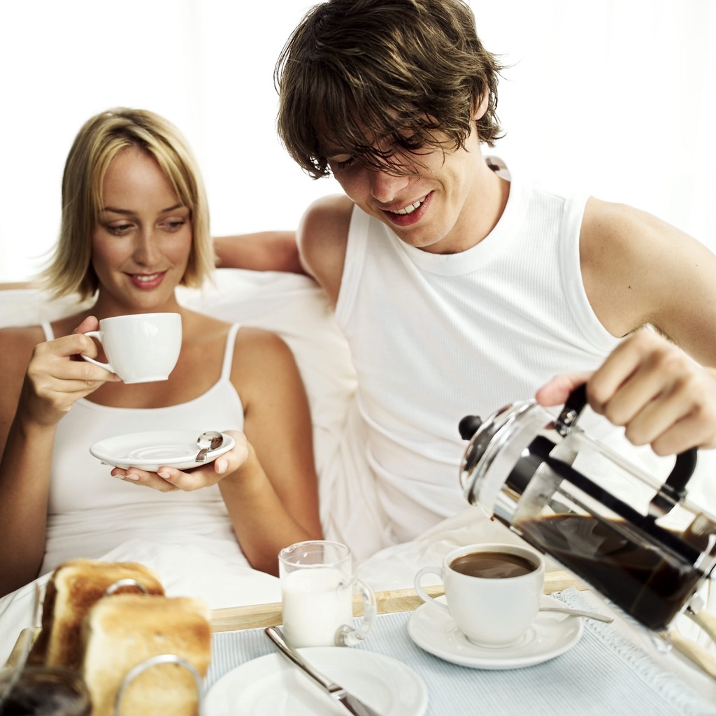 Мужчина и женщина завтракают