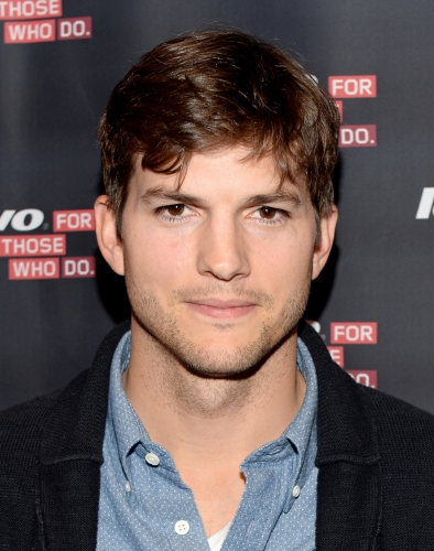 Ashton Kutcher a înșelat-o acum pe Mila Kunis