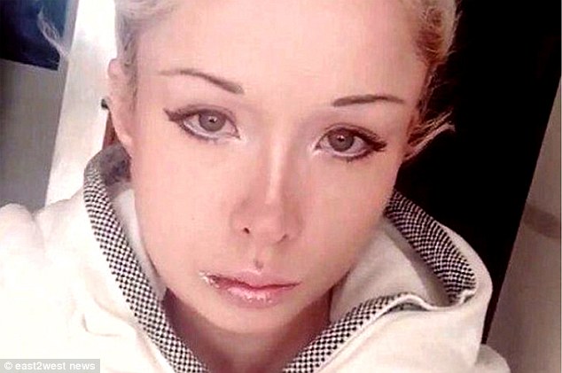 ”Păpușa Barbie” a fost desfigurată! DOI indivizi au snopit-o în bătaie pe Valeria Lukyanova