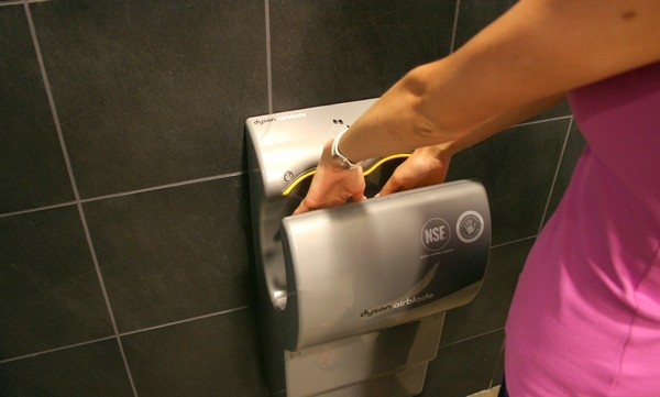 Чем опасны сушилки для рук в общественных туалетах?