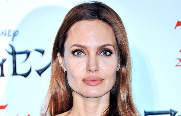 Анджелина Джоли попала в серьезную аварию, после взрыва, влетев в ограждение