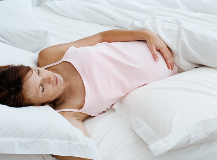 Как спать во время беременности? Можно ли беременным спать на животе, спине?