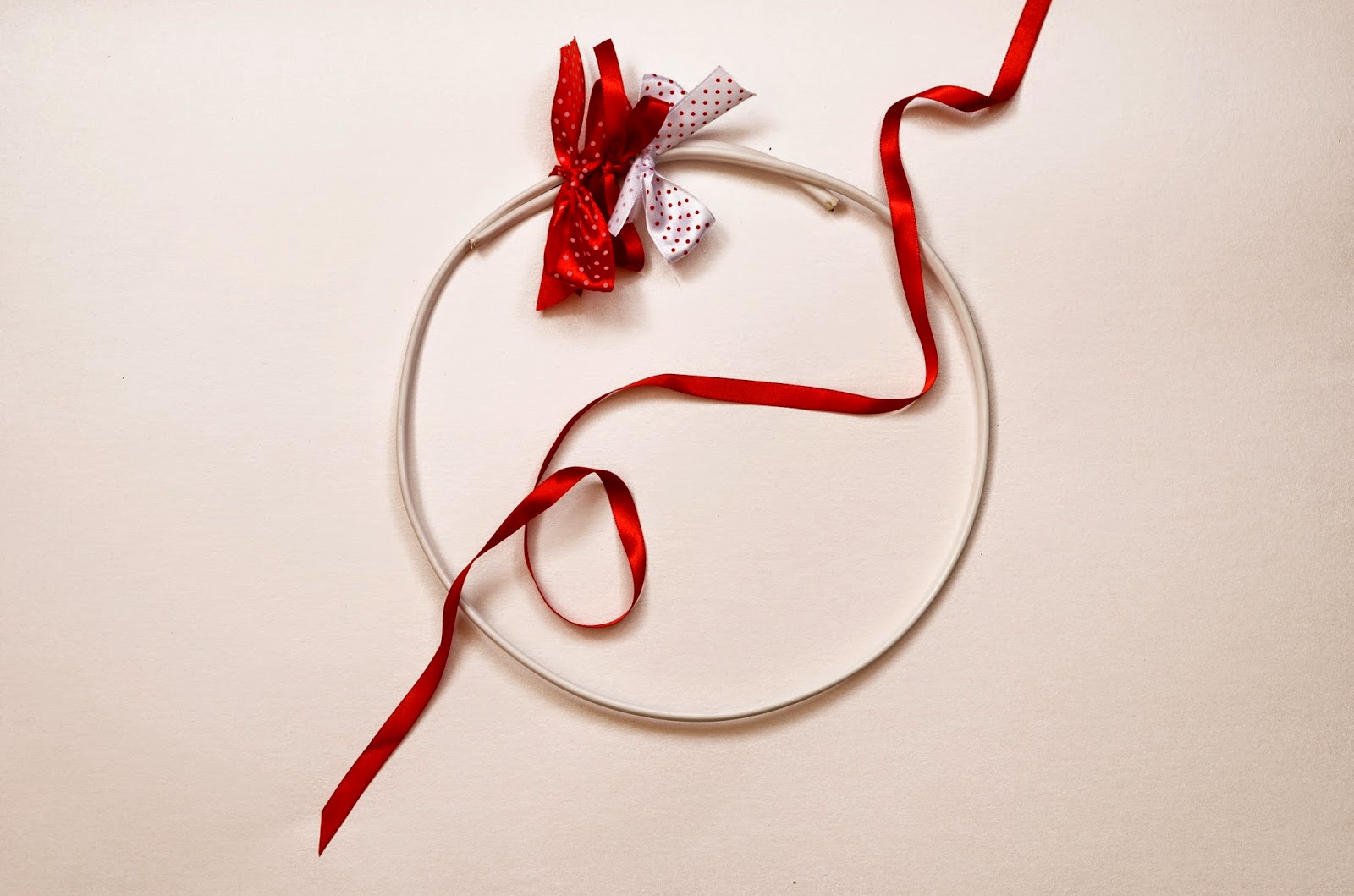 Simple Hand Made Christmas wreath - Простой новогодний веночек из лент от Ольги Байчуриной