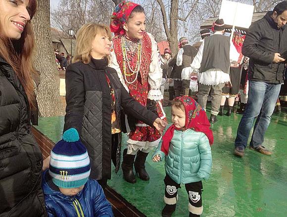 Zici că-i moldoveancă! Nepoata lui Băsescu umblă îmbrobodită
