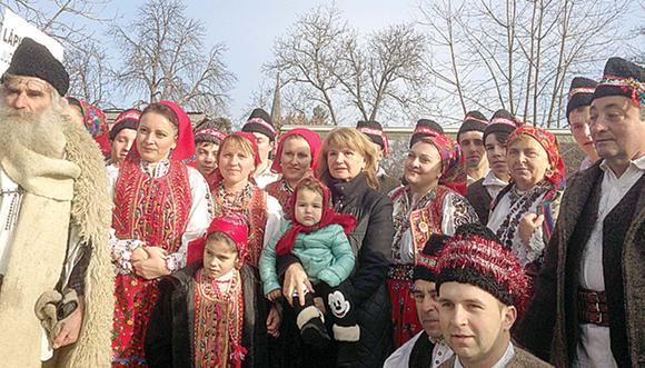 Zici că-i moldoveancă! Nepoata lui Băsescu umblă îmbrobodită