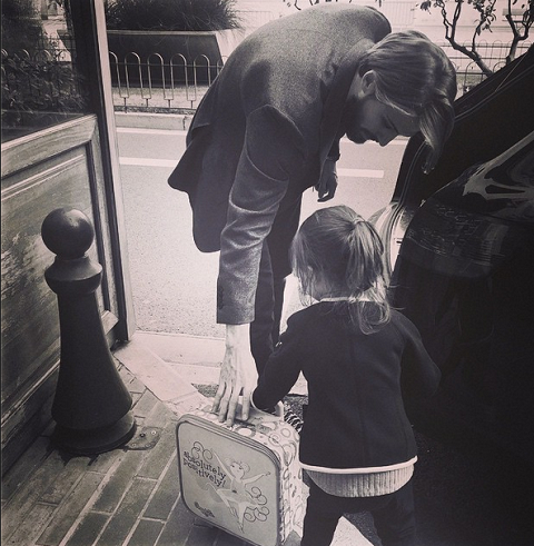 Муж Виктории Бони гуляет с дочерью во Франции