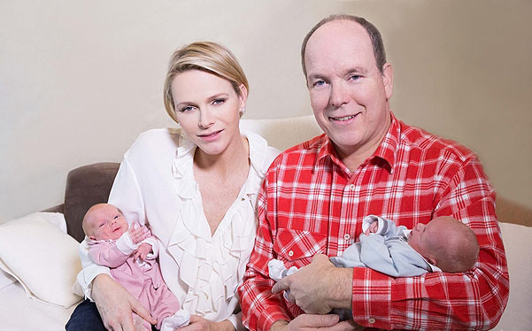 В сеть впервые попали фото новорожденных детей княгини Шарлен и князя Альберта II