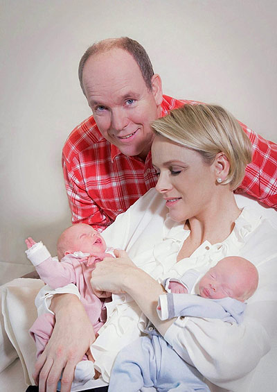 В сеть впервые попали фото новорожденных детей княгини Шарлен и князя Альберта II