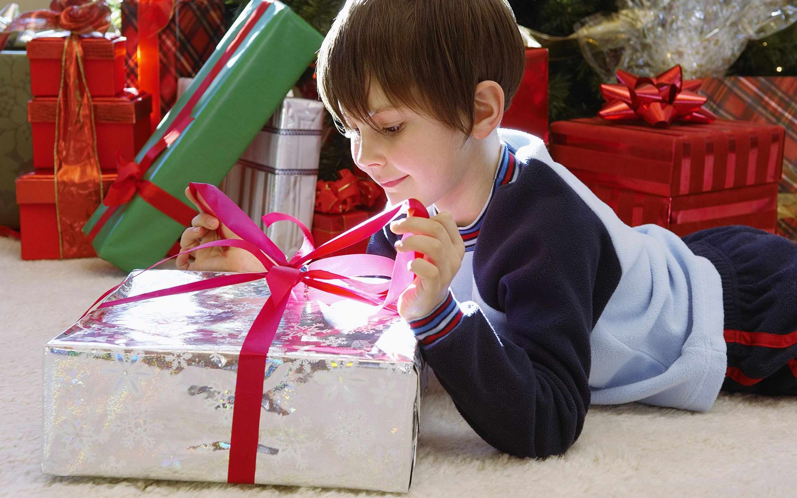 Cadourile de Anul Nou pentru un copil de până la 3 ani: alegem cadoul potrivit în dependență de vârstă