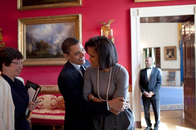 Poza de peste un milion de like-uri! Ce-i face Barack Obama sotiei sale