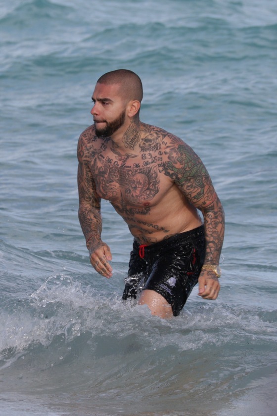 Тимати обнажил татуированный торс на пляже в Майами