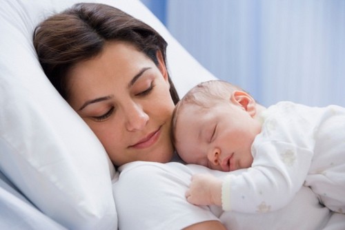 Somnul copilului: oare e bine ca bebeluşul să doarmă cu mama sa?
