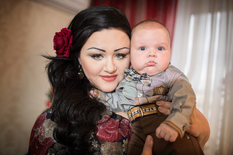 Lenuţa Gheorghiţă merge la nunţi împreună cu fiul ei! Poze