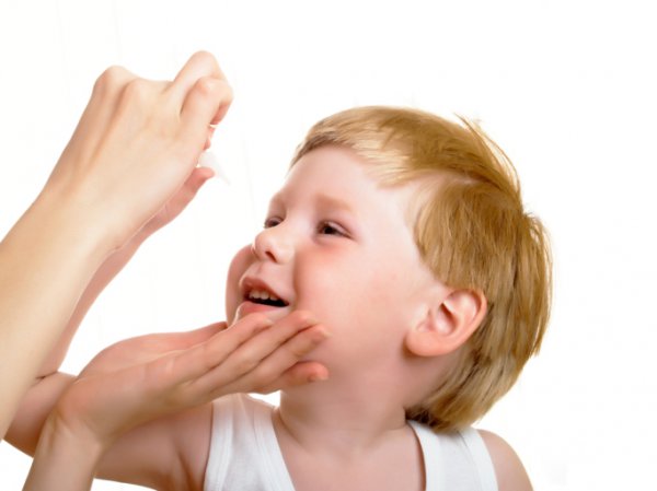 Cum să ajuți copilul să înghită mai ușor medicamentele. Trucuri ale părinților cu experiență
