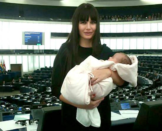 Elena Băsescu a născut un băieţel! Micuţul a venit pe lume mai devreme decât se aşteptau părinţii!