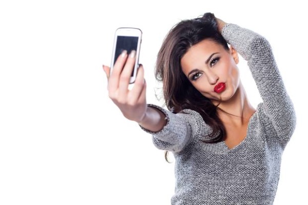 Cum dăunează sănătății moda pentru selfie?