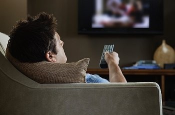 Чем рискуют мужчины проводящие много времени у телевизора