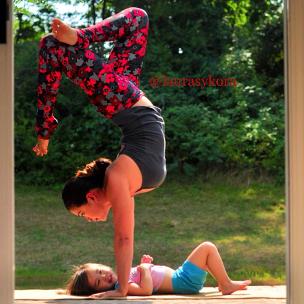 Yoga-Instagram a mamei și fiicei a cucerit lumea