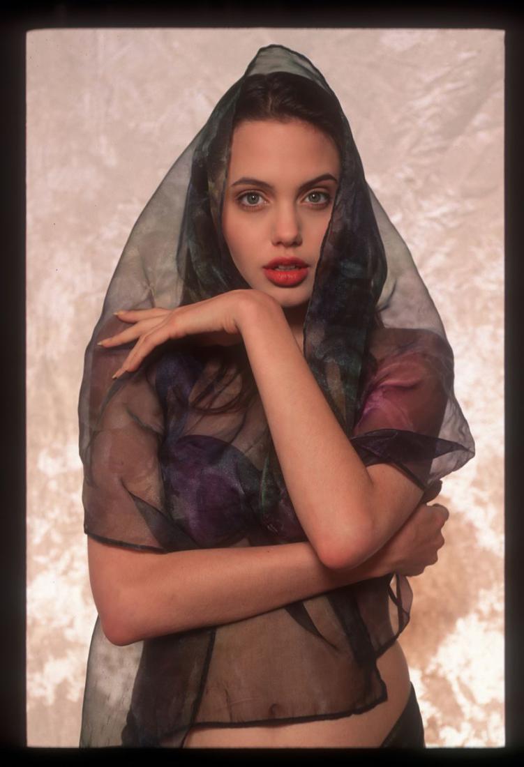 В Сеть попали откровенные снимки 16-летней Джоли