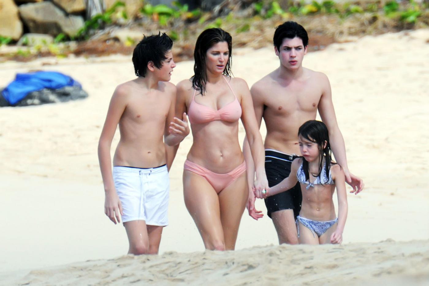 В нижнем белье перед сыном. Стефани Сеймур с сыном 2011. Стефани Сеймур с сыном. Стефани Сеймур с сыном 18. Стефани Сеймур с сыном на пляже.