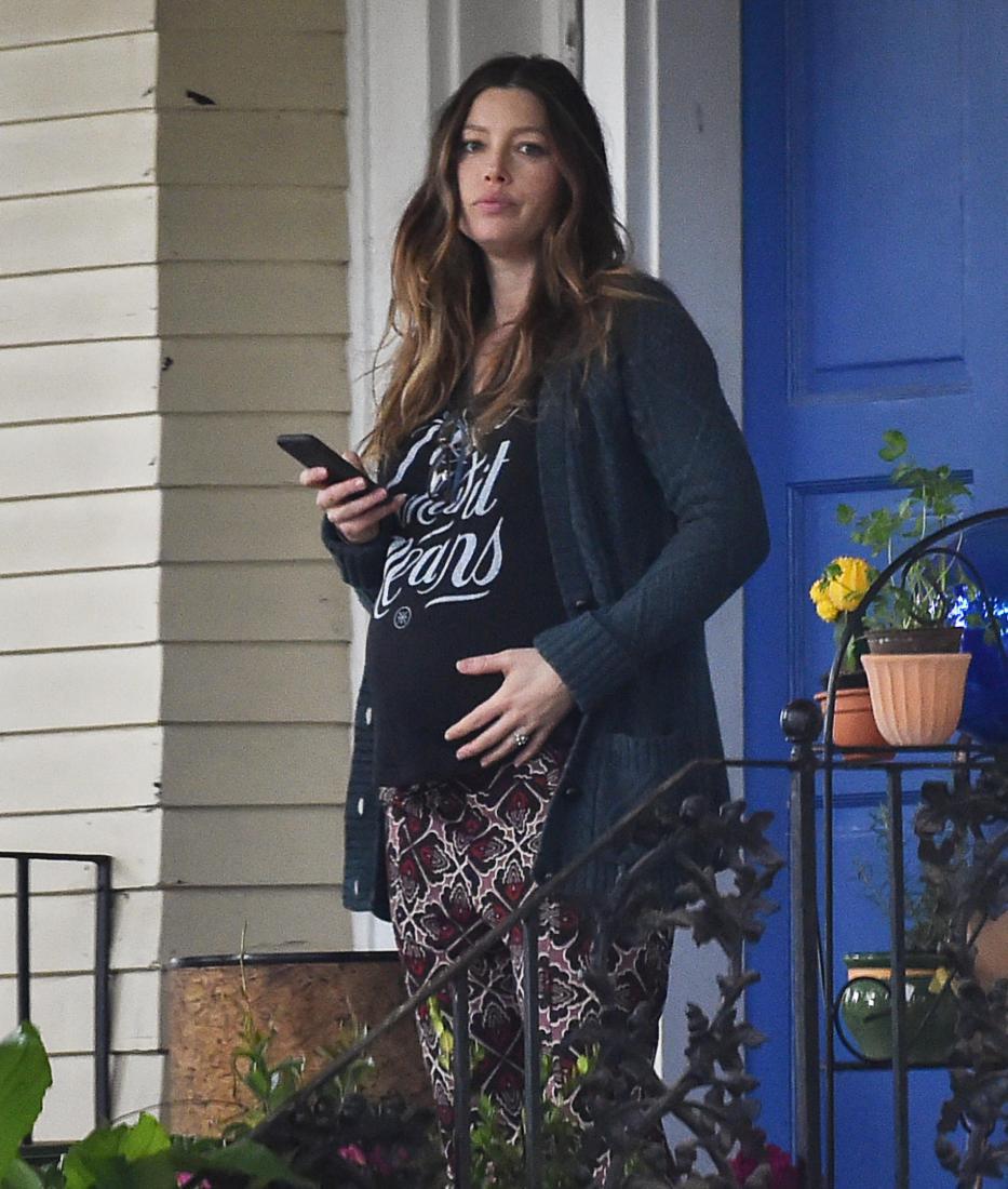 Джессика Бил носит каблуки на девятом месяце беременности