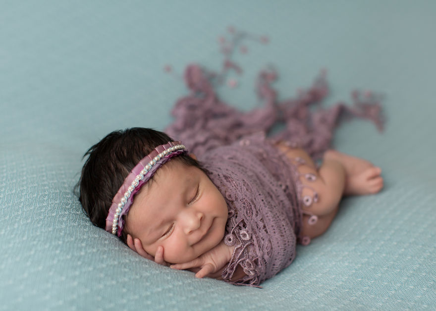 Этот фотограф делает снимки улыбающихся младенцев. Что может быть прекраснее?