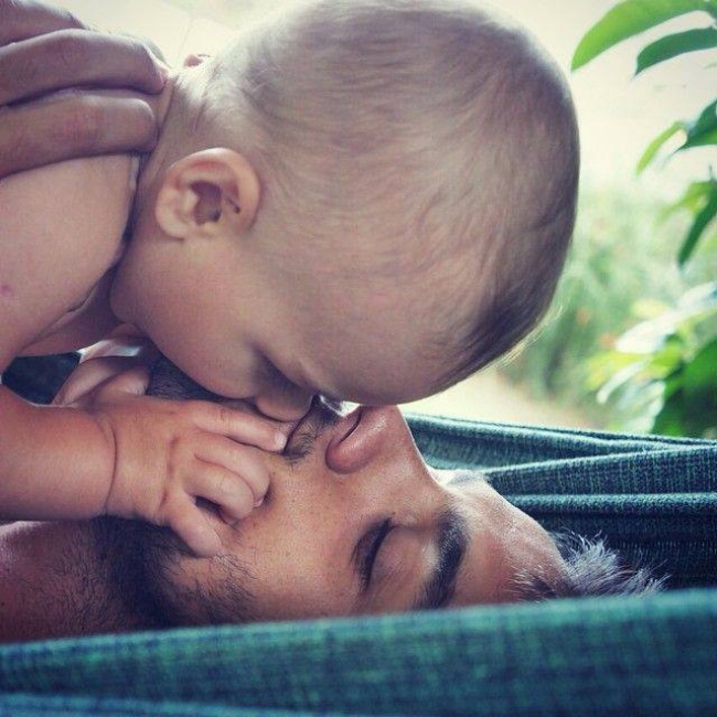 20 фотографий счастливых пап и их новорожденных малышей