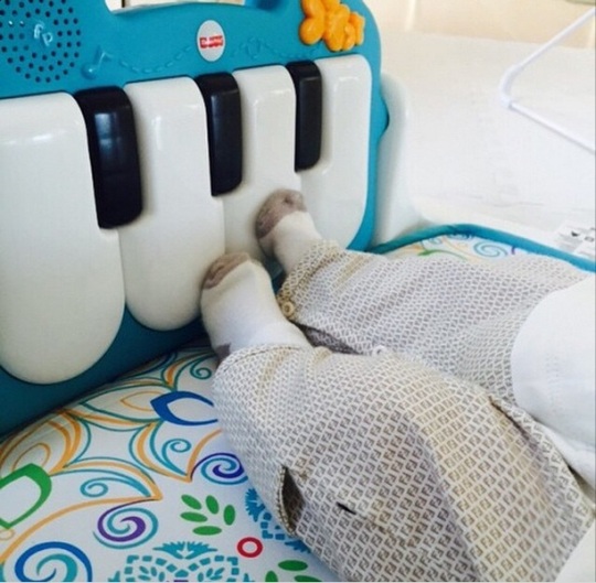 Двухмесячный сын Шакиры играет на пианино
