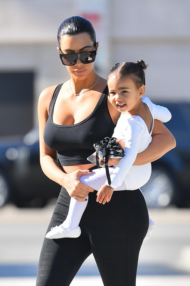 Врожденный стиль: дочери Ким и Кортни Кардашьян уже носят Chanel