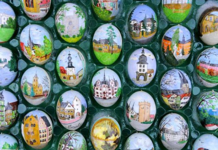 Невероятный поступок в преддверии Пасхи: семья из Германии украсила дерево тысячами яиц!