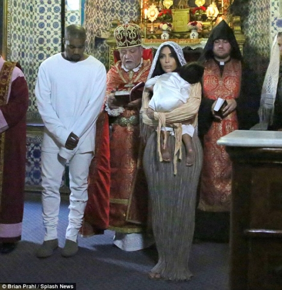 В сеть попали фото с церемонии крещения дочери Ким Кардашьян и Канье Уэста