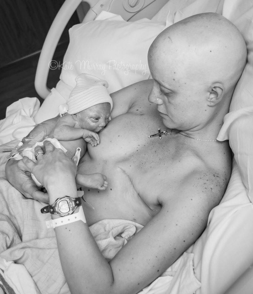 Мать с раком груди кормит своего новорожденного малыша