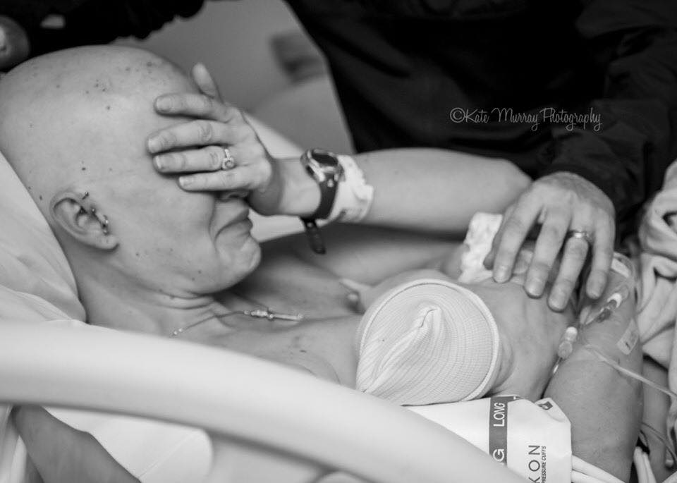 Мать с раком груди кормит своего новорожденного малыша