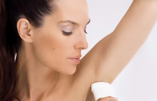 Transpirație excesivă: ce e mai bine – deodorant, antitranspirant sau botox?