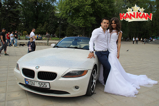 INTERVIU cu proprietarul BMW-ului cu cristale Swarovski din Chișinău: „Singur am făcut-o, acasă”